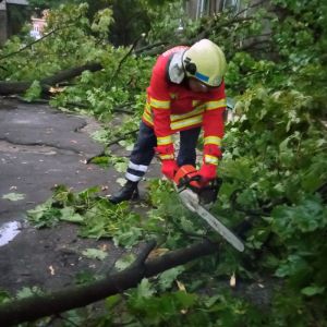 Рятувальники до ранку ліквідували наслідки негоди у Дніпрі Рятувальники до ранку ліквідували наслідки негоди у Дніпрі
