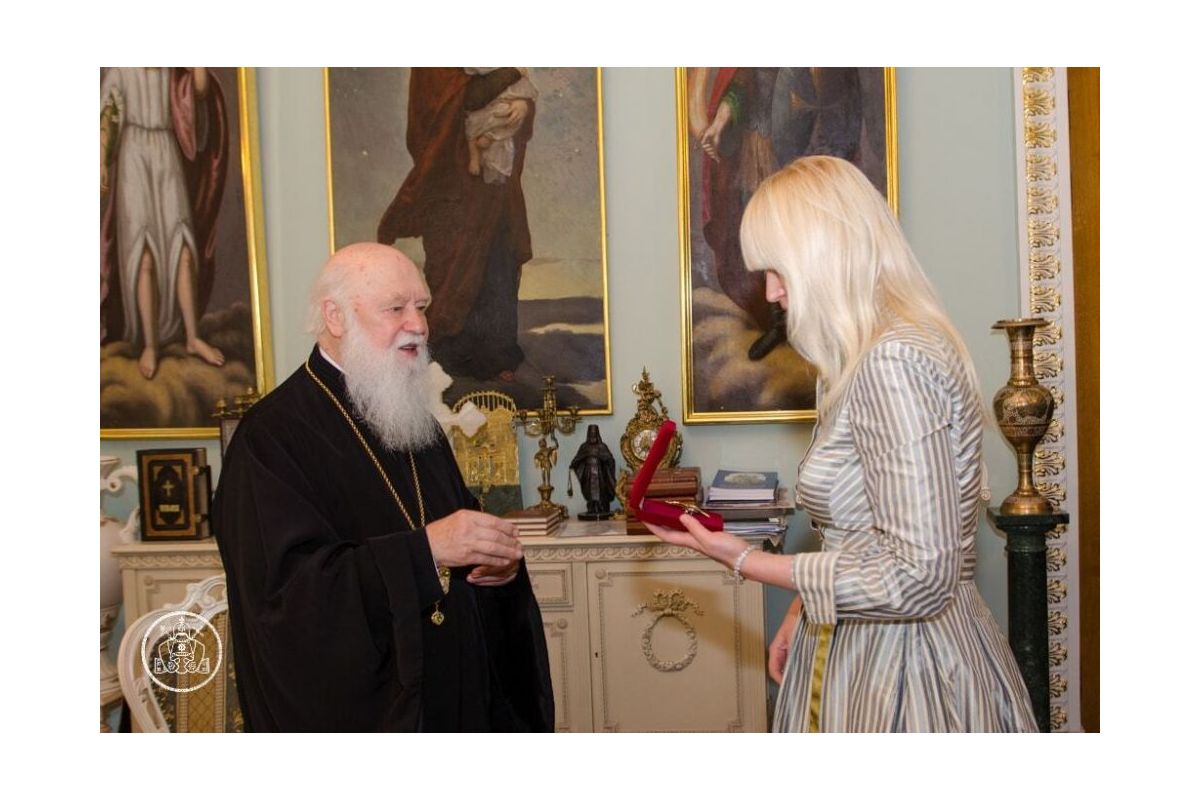 Святійший Патріарх нагородив керівника приватного підприємства "Петро Великий" Аллу Ландар Орденом святого рівноапостольного Великого князя Володимира І ступеня