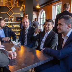 Президент України відповість за посиденьки у кав'ярні під час карантинних обмежень  Президент України відповість за посиденьки у кав'ярні під час карантинних обмежень